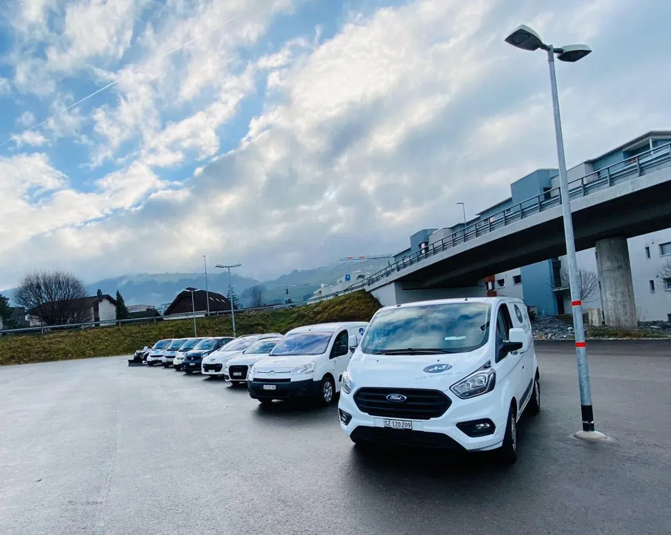 Die Fahrzeugflotte der AS Facility Services GmbH vor dem Standort in Lachen