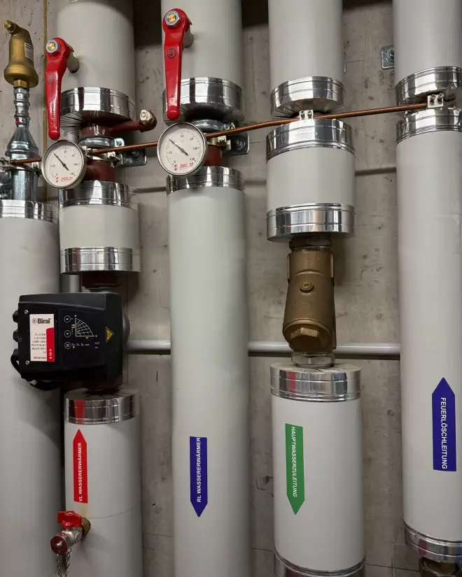 Hauswart von AS Facility Services bei der Pflege einer Liegenschaft in Lachen