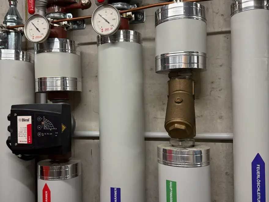 Hauswart von AS Facility Services bei der Pflege einer Liegenschaft in Lachen