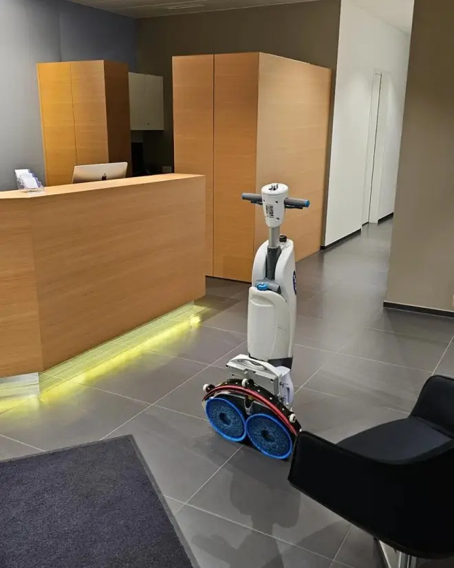 Mitarbeiterin von AS Facility Services bei der Unterhaltsreinigung von Büroräumen