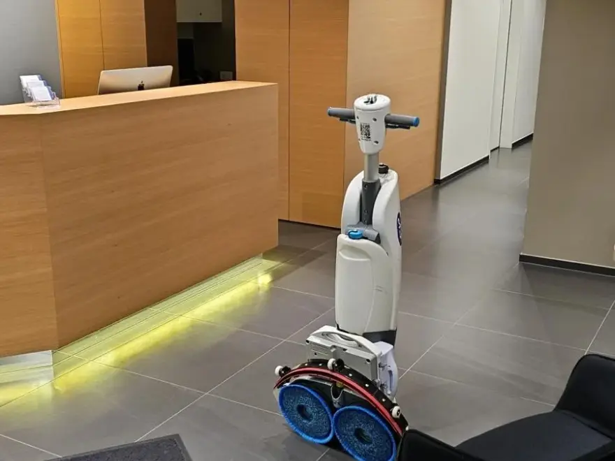 Mitarbeiterin von AS Facility Services bei der Unterhaltsreinigung von Büroräumen