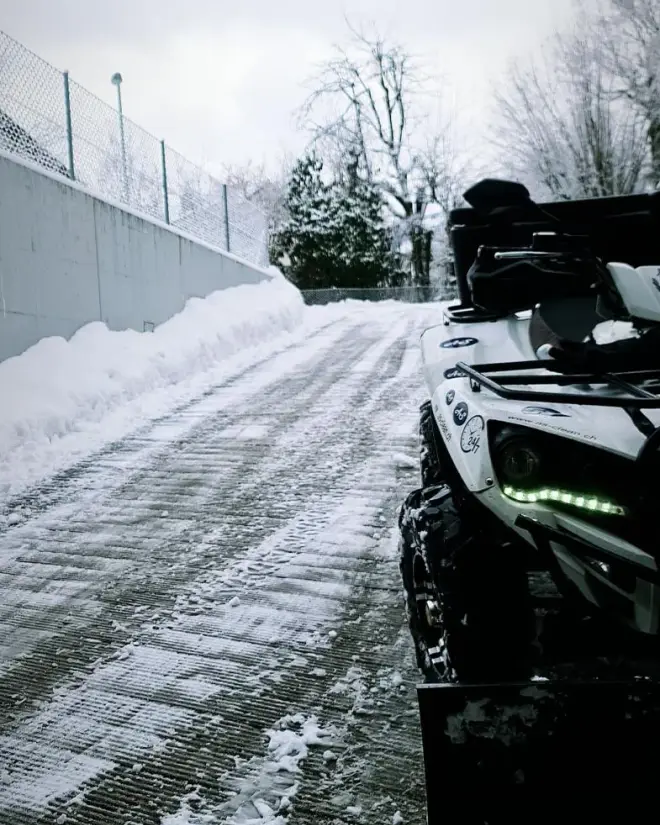 Geräumter und sicherer Zugangsweg nach dem Winterdienst von AS Facility Services