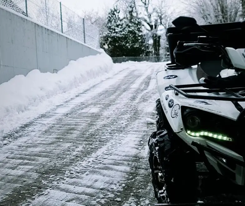 Geräumter und sicherer Zugangsweg nach dem Winterdienst von AS Facility Services